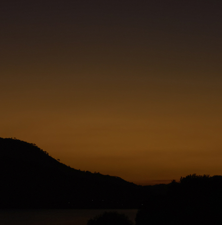 Luna menguante cóncava en Valle de Bravo, Estado de México, México.